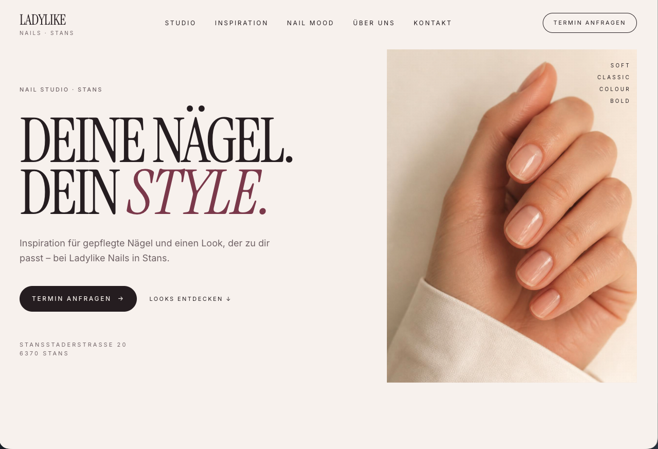 Ladylike-Nails-Startseite mit grosser Serifenschrift, bordeauxroten Akzenten, einer Nahaufnahme gepflegter Nägel und Terminanfrage